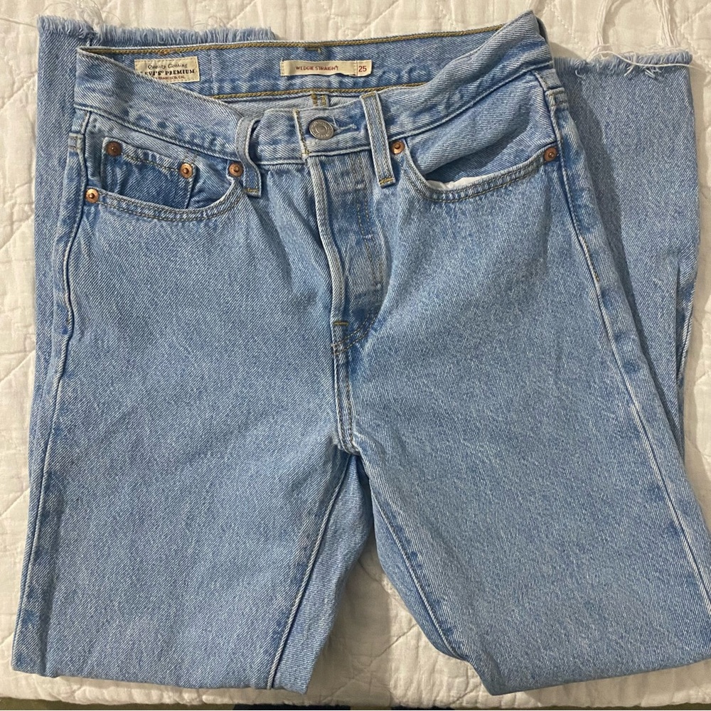 Levi's Premium Wedgie Straight Crop Light Wash Button Wash Jeans 25'